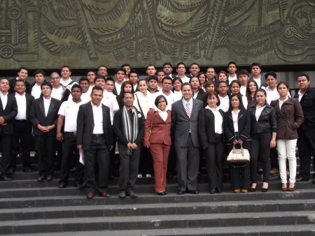 Saliendo del recinto, en la fachada principal.